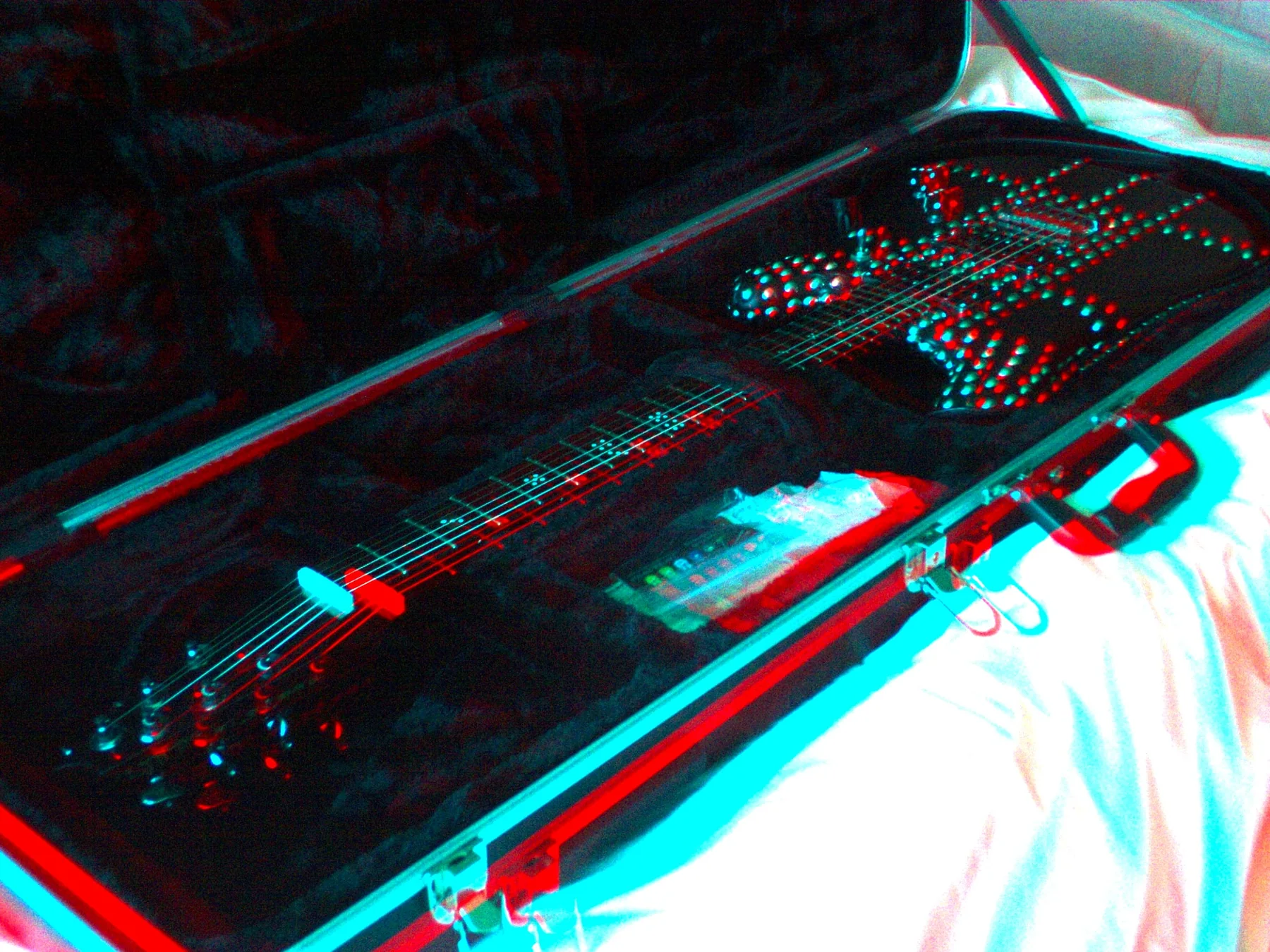Red and cyan 3D photograph showing the full neck and body in the case